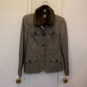 Short tweed blazer jacket with detachable faux fur collar.